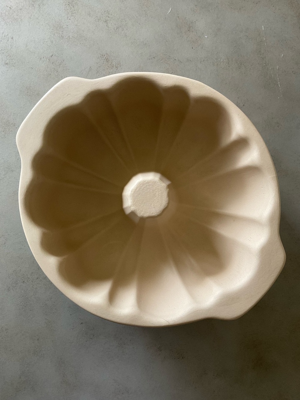 The Pampered Chef Family Heritage Fluted Stoneware Bundt Cake Pan, 10”